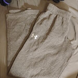 Youth med under Armour sweatpants